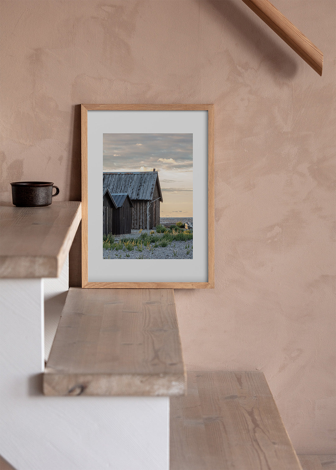 Grostäde fiskeläge med gamle fiskerhytter på stenstrand ved havet, Gotland – Foto Martin Bay