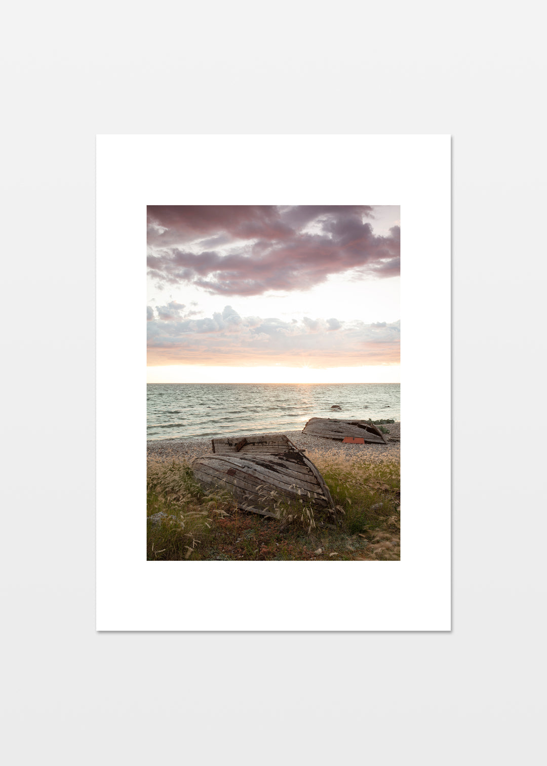 Gamle træbåde på stranden ved solnedgang på Gotland.