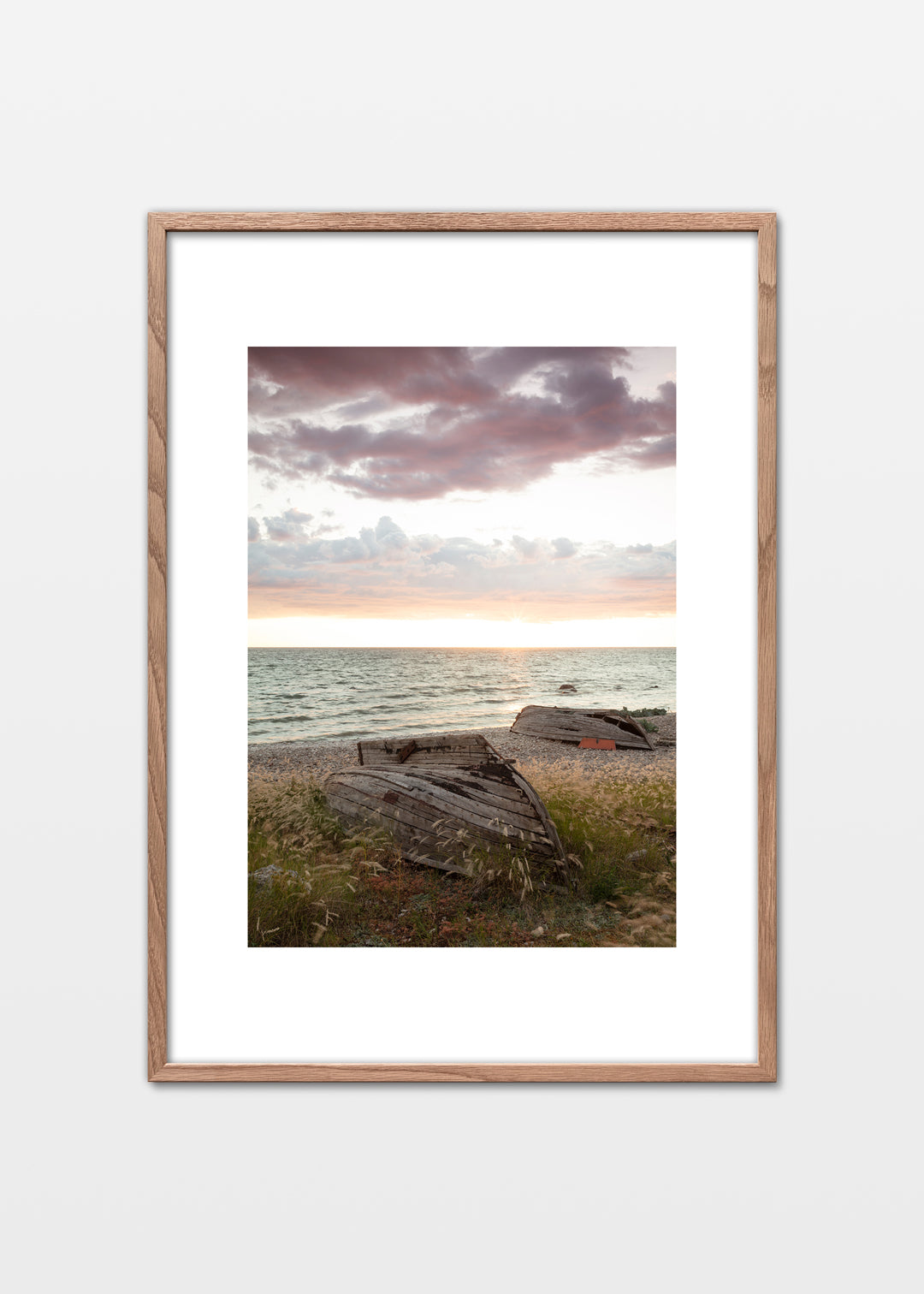 Gamle træbåde på stranden ved solnedgang på Gotland.