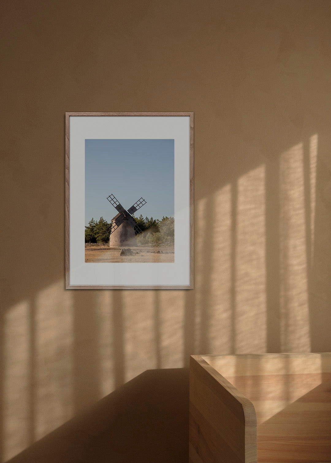 Plakat af klassisk mølle på Gotland omgivet af gyldne marker og blå himmel.