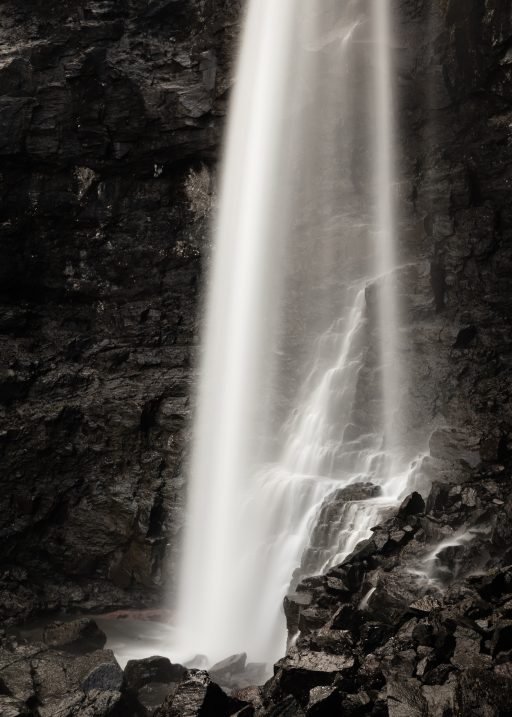 Fotografi af vandfald på Færøerne