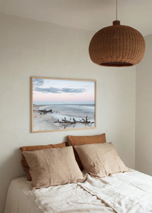 Indret soveværelse med strand plakat