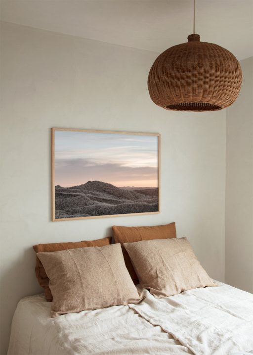 Indret soveværelse med morgenlys plakat