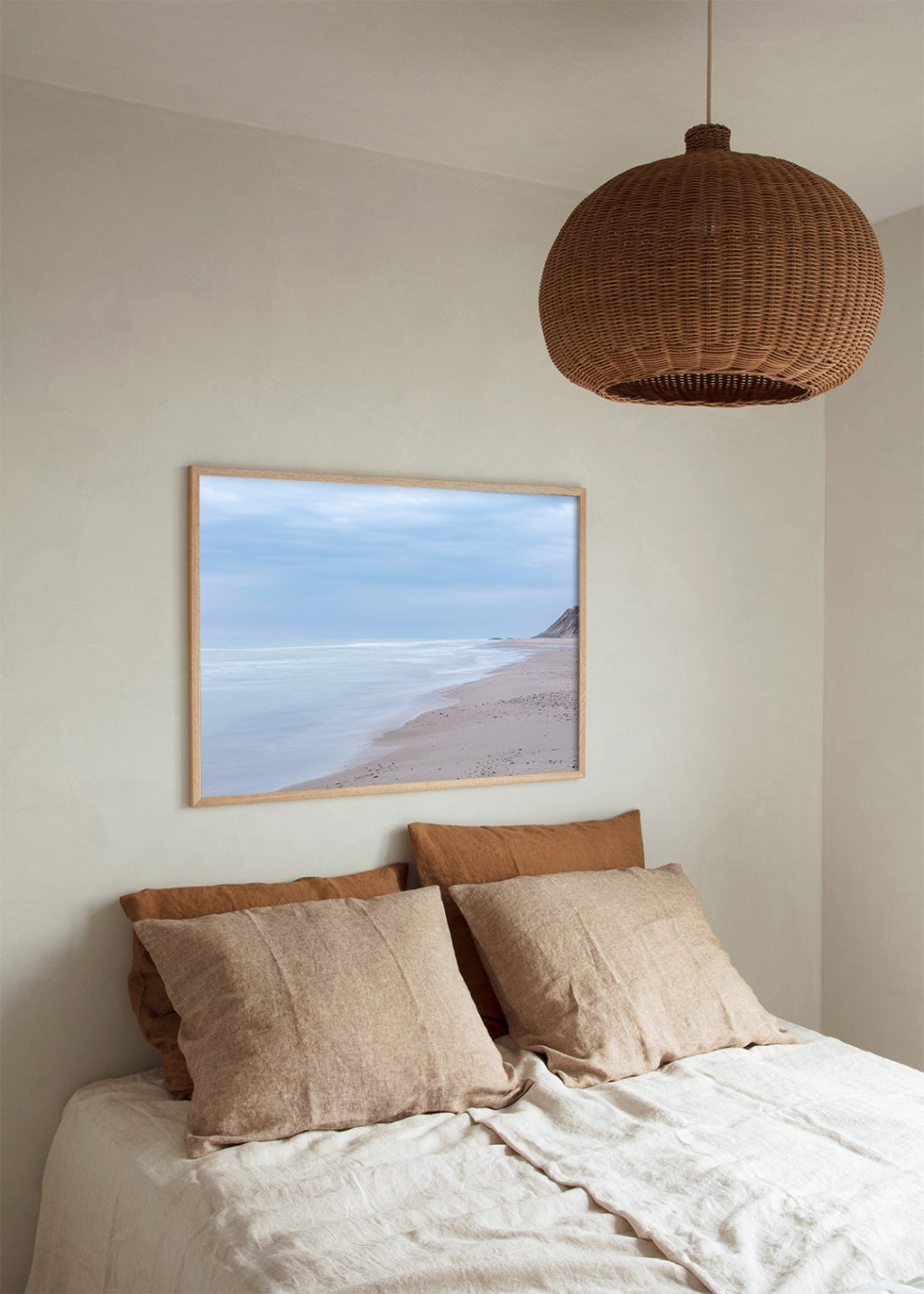 Indret soveværelse med plakat i blå nuance